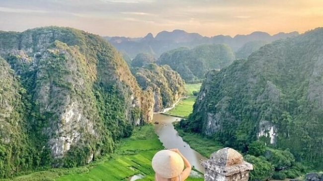 Ninh Binh tourism: Release your soul in the fields of ripe rice and blooming lotus