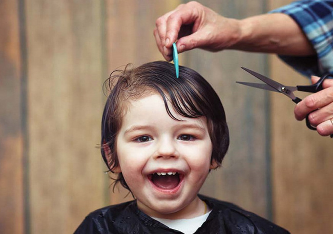 Cắt tóc cho bé vào ngày rằm là một việc làm được đánh giá là mang lại tài lộc và may mắn cho gia đình. Hãy đến với chúng tôi để được thực hiện điều này. Chúng tôi không chỉ cắt tóc một cách chuyên nghiệp mà còn đảm bảo để cho con bạn thoải mái và vui vẻ khi được chăm sóc.