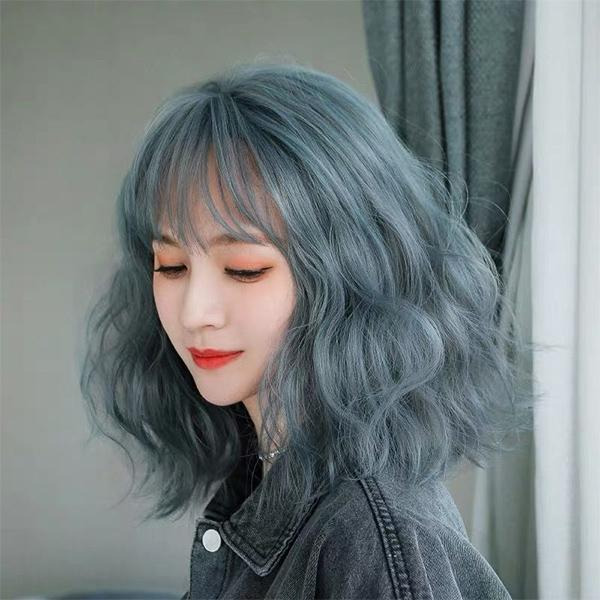 Nhuộm tóc xanh đen đang là xu hướng mới hiện nay, không chỉ đơn thuần là kiểu tóc độc đáo mà còn là biểu tượng của sự mạnh mẽ và độc lập. Với kiểu tóc này, bạn chắc chắn sẽ khiến một số người phải trầm trồ khen ngợi!