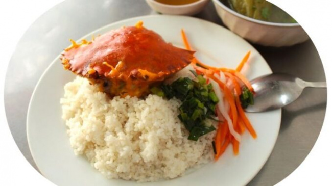 Broken rice with crab shellfish attracts Saigonese customers
