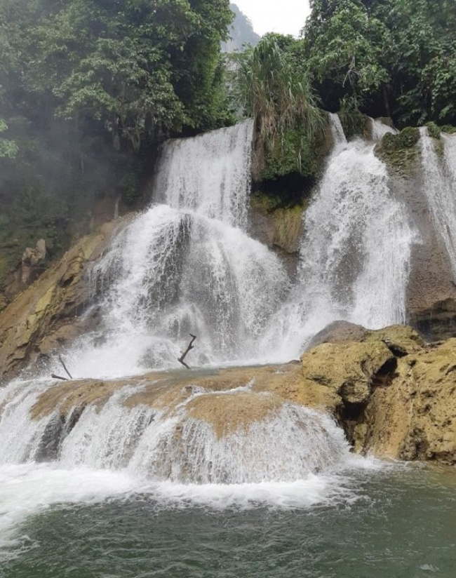 beautiful scenery in quang binh, beautiful waterfall, dream waterfall, quang binh tourist spot, this summer, remember about mo waterfall in quang binh to cool off, admire the wonderful scenery