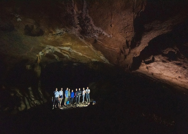 Explore Na La Lang Son cave, admire the splendid colorful stalactite world