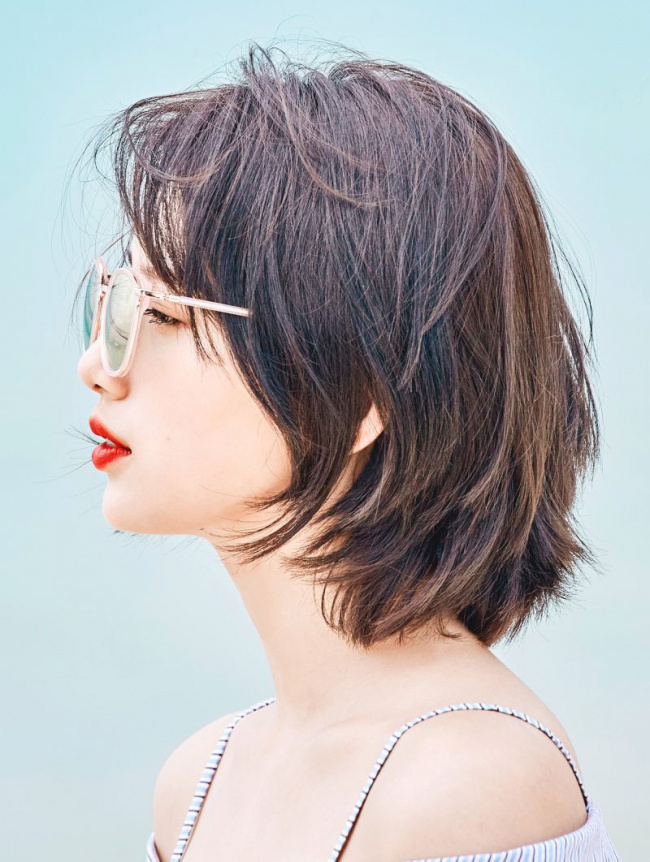 Nếu bạn đang tìm kiểu tóc Hàn Quốc nữ thì không thể bỏ qua kiểu tóc này. Với độ dài vừa phải và cách tạo kiểu đơn giản, bạn có thể trông đẹp và nữ tính hơn. Kiểu tóc này cũng phù hợp với nhiều phong cách thời trang khác nhau.