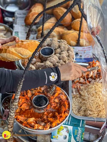dân dã gánh bánh mì xíu mại cá ngừ ngày bán gần 1000 ổ siêu đông khách nổi tiếng quận 11