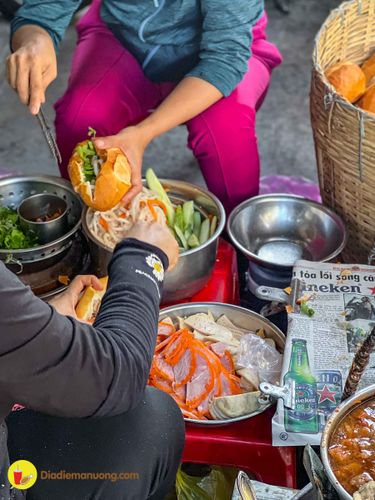 dân dã gánh bánh mì xíu mại cá ngừ ngày bán gần 1000 ổ siêu đông khách nổi tiếng quận 11