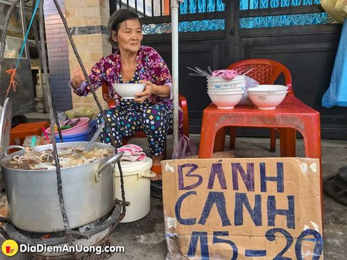 dù mắc bệnh tai biến nhưng cô bé vẫn quyết lòng bán tô bánh canh 15k không tăng giá