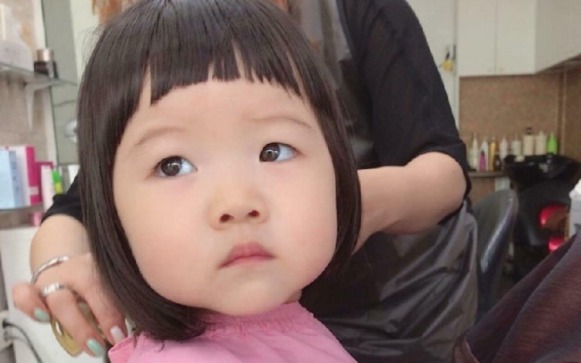 Hãy đến với chúng tôi để được lái mái tóc xinh xắn của bé gái 1 tuổi yêu của bạn. Chúng tôi cam kết cắt tóc an toàn và tạo kiểu đẹp cho bé, giúp bé luôn toát lên vẻ đáng yêu và tự tin trên mọi nơi.
