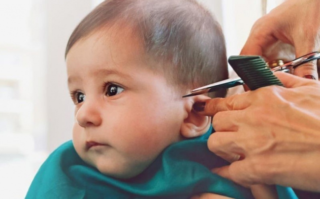 Có nên cắt tóc máu cho trẻ sơ sinh hay không?
