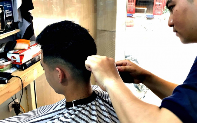 Những khó khăn của việc học cắt tóc nam - ALONGWALKER