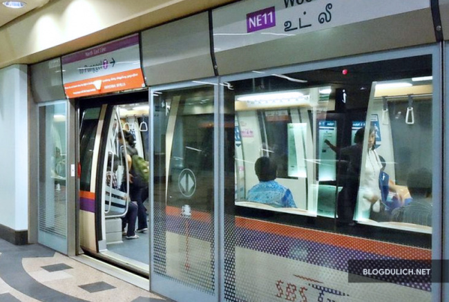 singapore, bắt tàu điện ngầm từ sân bay changi vào trung tâm thành phố
