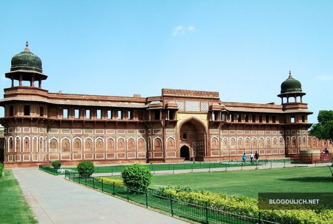 Cách đi đến pháo đài Agra: Hướng dẫn chi tiết nhất khách du lịch Ấn Độ cần biết