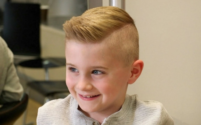 Bạn muốn tìm kiếm kiểu tóc độc đáo và đẹp cho con trai của mình? Tới ngay salon cắt tóc chuyên nghiệp để nhờ stylist tạo cho bé một kiểu tóc dựa trên phong cách undercut. Kiểu tóc này đang được yêu thích bởi sự nổi bật và cá tính của nó.