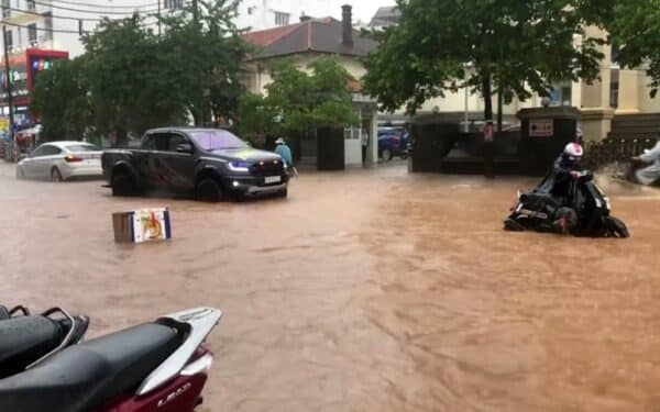 Nhiều tuyến đường tại Đà Lạt ngập sâu sau trận mưa lớn
