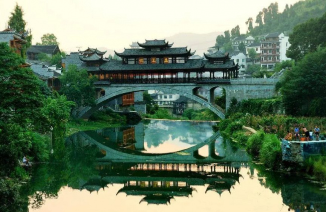 Phù Dung cổ trấn – Nơi nghìn năm treo trên thác Tại Trung Quốc