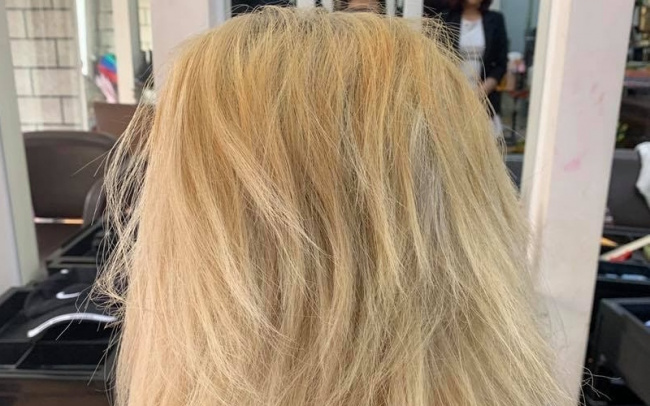 Nhuộm tóc màu vàng cát: Yêu thích kiểu tóc nhuộm màu vàng cát tự nhiên nhưng không biết chọn màu tóc nào? Tham khảo hình ảnh về nhuộm tóc màu vàng cát và tìm kiếm kiểu tóc phù hợp nhất cho bản thân.