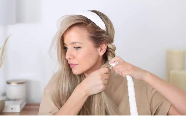Nếu bạn không muốn mất thời gian và tiền bạc để đi đến salon làm tóc, thì hãy xem qua cách làm tóc xoăn sóng nước tại nhà. Đó sẽ là một gợi ý hay cho bạn để có được một mái tóc đẹp và đầy cá tính chỉ với vài bước đơn giản.