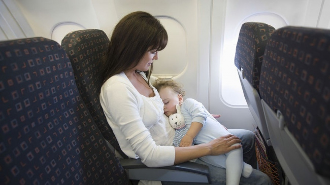 kinh nghiệm đi máy bay đường dài cho trẻ nhỏ
