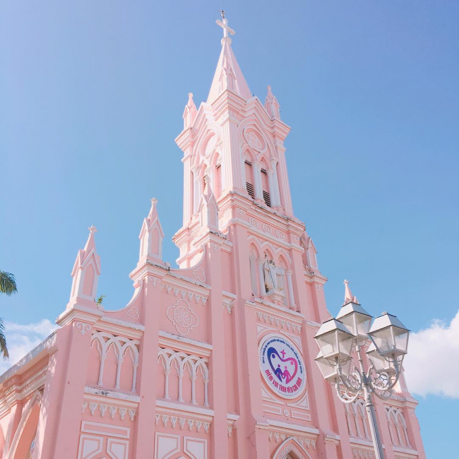chẳng cần đội nắng đến sài gòn xa xôi, đà nẵng cũng có một nhà thờ “màu hồng” khiến giới trẻ lịm tim đến thế này cơ mà