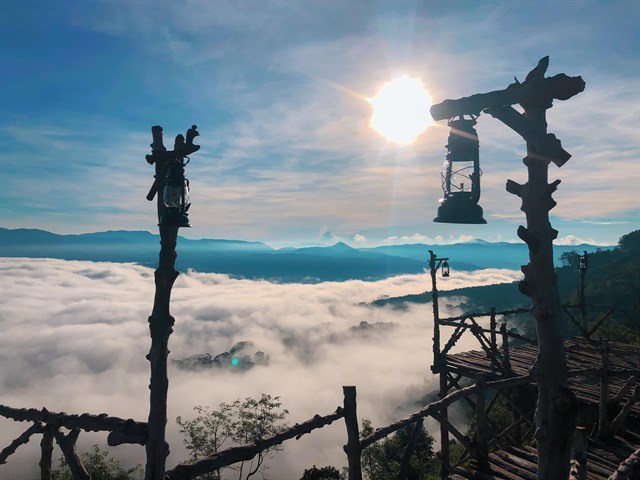 Cầu gỗ săn mây Đà Lạt - địa điểm check in độc lạ của du khách - ALONGWALKER