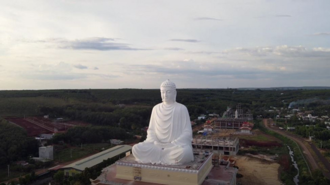 Choáng ngợp trước bức tượng Phật ngồi cao nhất Bình Phước tại chùa Phật Quốc Vạn Thành