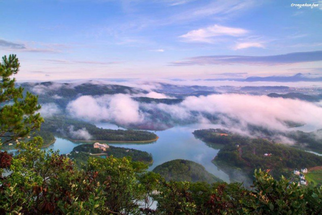 Chinh phục đỉnh Pinhatt để có cơ hội ngắm nhìn toàn cảnh hồ Tuyền Lâm
