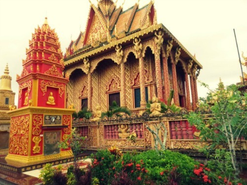 đến thăm chùa khmer monivongsa borapham đất mũi