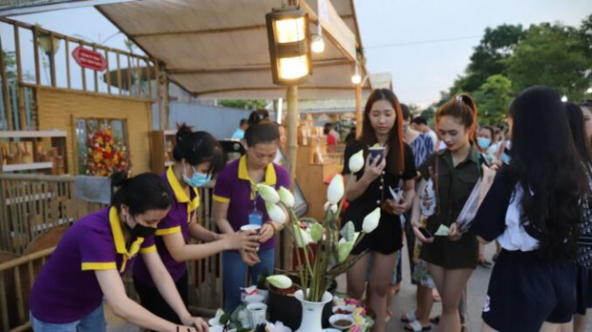citizen, food festival, vietnamese tourists, street food festival on the perfume river