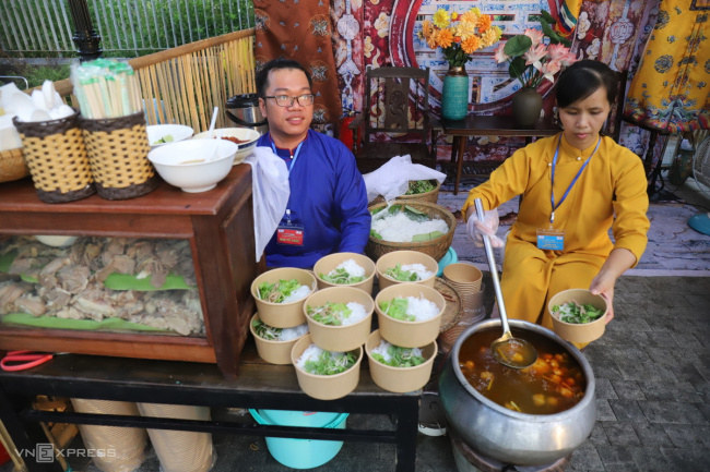 citizen, food festival, vietnamese tourists, street food festival on the perfume river