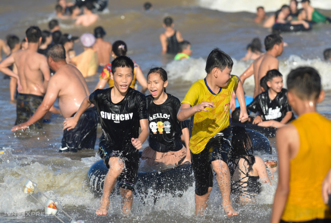 vietnam people, people poured into the sea to bathe to cool off