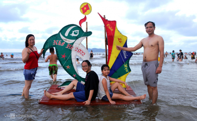 vietnam people, people poured into the sea to bathe to cool off