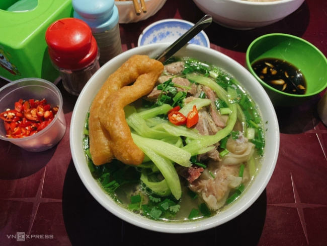 colocasia gigantea, hanoi cuisine, hanoi specialties, hanoi vermicelli, noodles ‘itchy tongue’ of hanoians