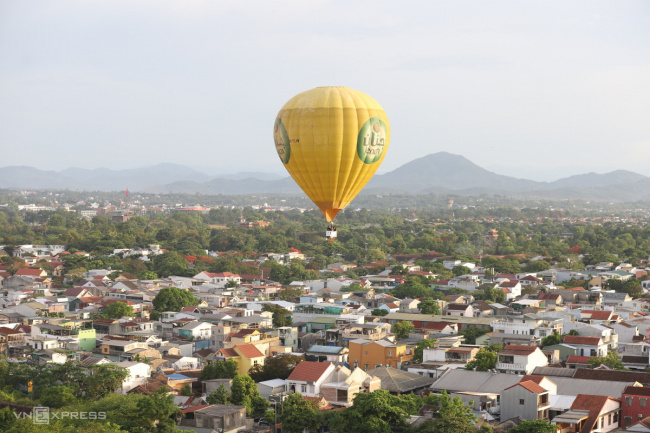 hot air balloon, hue festival 2014, traveler, hue ancient capital seen from hot air balloon