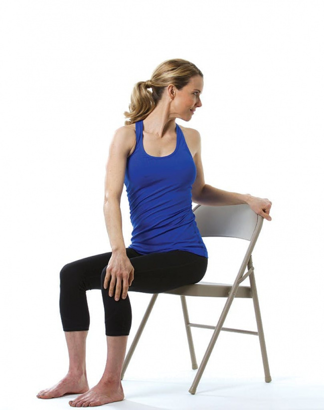 cải thiện sức khỏe cho người trung niên bằng cách tập hatha yoga với ghế