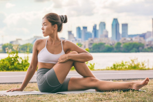 có nên khởi động trước khi tập yoga không?