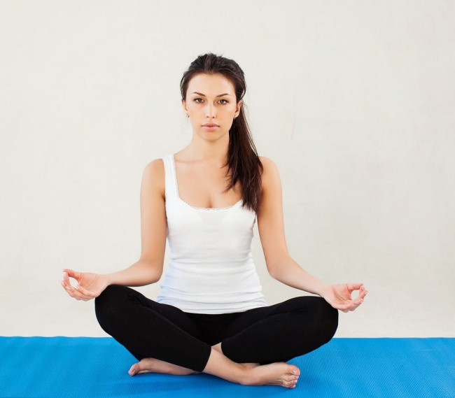 có nên khởi động trước khi tập yoga không?