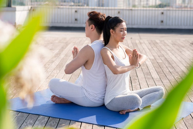 yoga đôi – bí quyết giữ lửa hạnh phúc