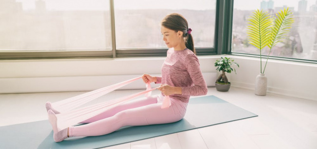 mách bạn cách sử dụng dây tập yoga cho các động tác khó
