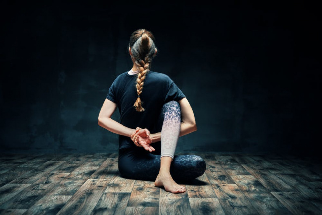 tìm hiểu về tư thế vặn mình và tư thế biến thể vặn mình trong yoga