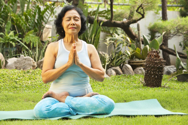 8 điều cần biết khi bắt đầu tập luyện yoga sau tuổi 50