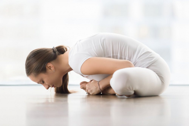 lợi ích và cách thực hiện tư thế góc cố định trong yoga