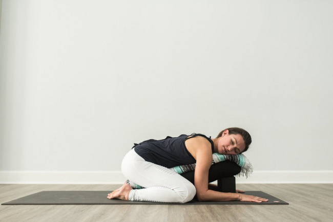 8 lý do bạn nên thử restorative yoga ngay hôm nay