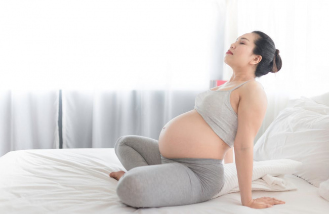 Có nên tập yoga nóng khi mang thai?