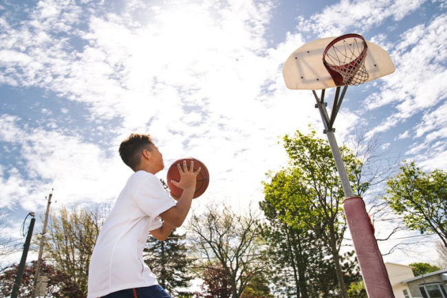 trụ bóng rổ cho người lớn và trẻ em khác nhau thế nào?