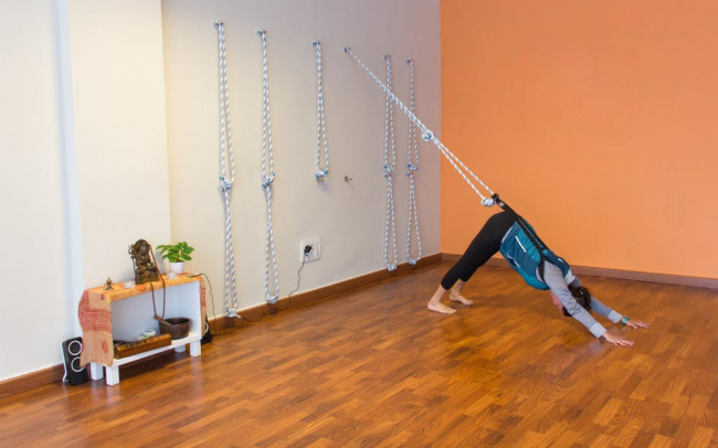 5 lợi ích không ngờ của việc tập iyengar yoga với dây