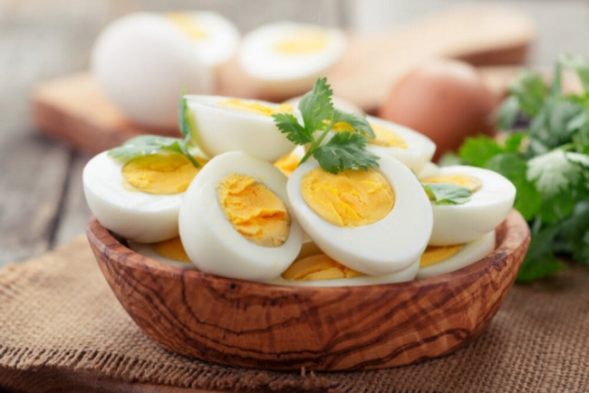 thói quen ăn trứng gà sống có ảnh hưởng đến sức khỏe không?
