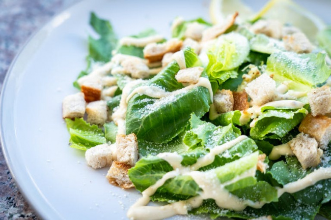 ăn salad giảm cân, bạn nên tránh 11 loại “topping” này