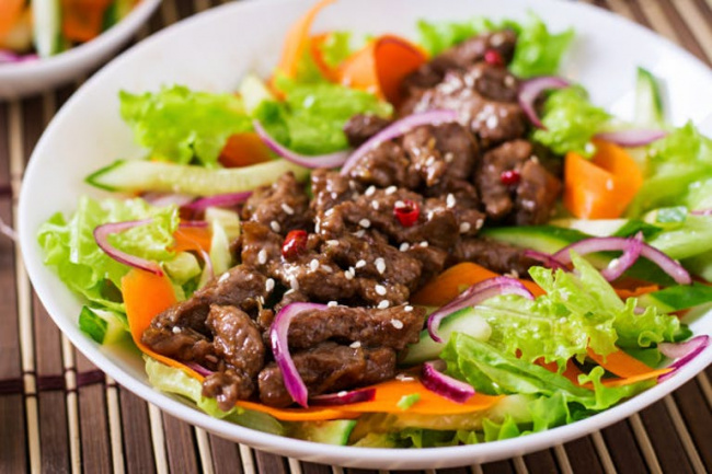 ăn salad giảm cân, bạn nên tránh 11 loại “topping” này