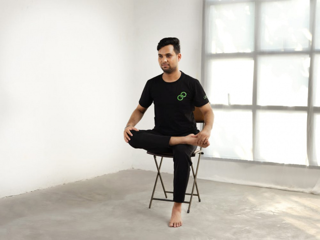 10 tư thế yoga với ghế dễ dàng tập luyện tại nhà
