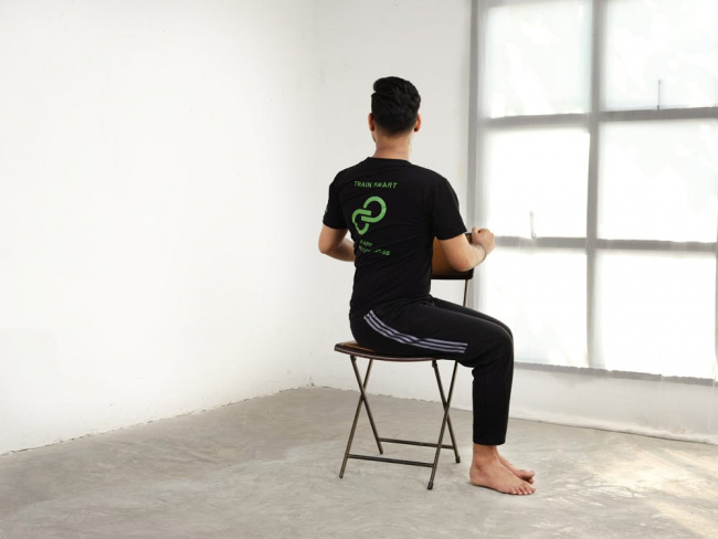10 tư thế yoga với ghế dễ dàng tập luyện tại nhà