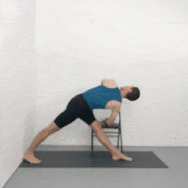 tập iyengar yoga với ghế: mách bạn cách tập đúng chuẩn